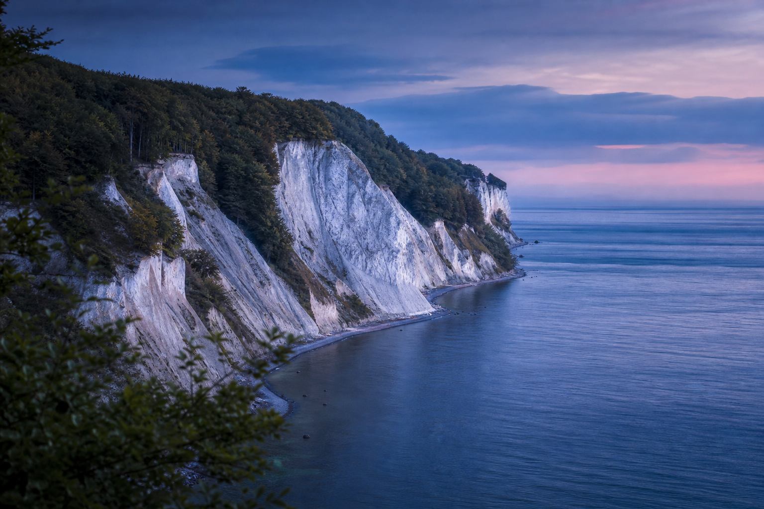 Kreidefelsen und Ostseeküste auf Rügen bei weichem Abendlicht