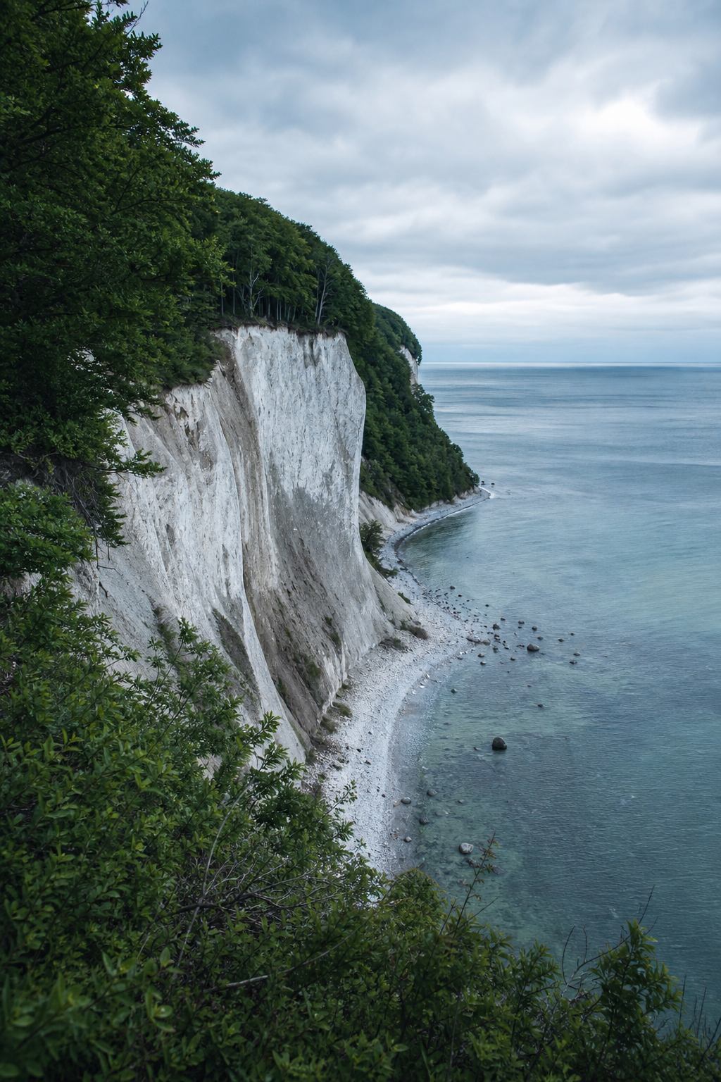 Weiße Kreidefelsen von Jasmund über der Ostsee