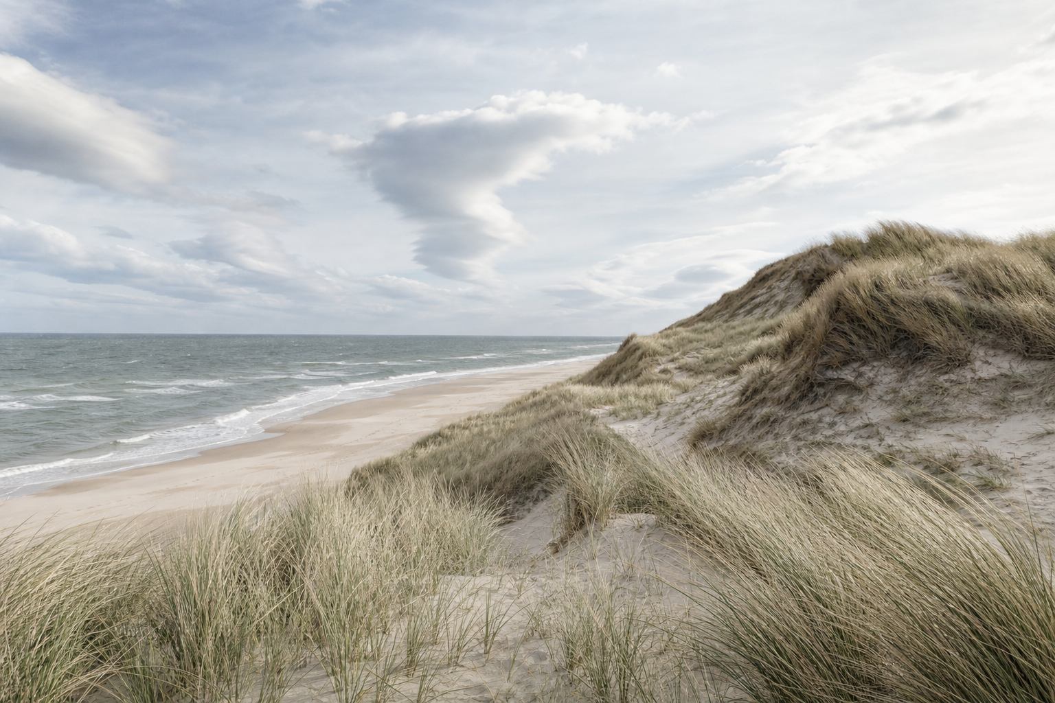 Sanddünen und Nordseeküste auf Sylt im weichen Licht